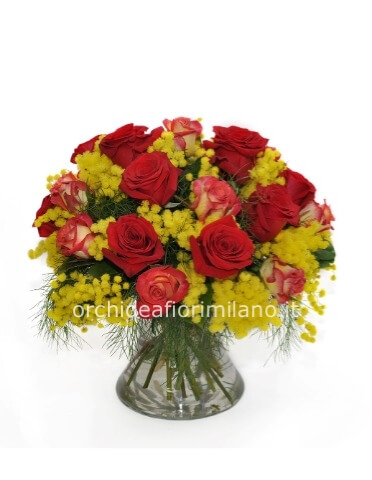 Bouquet di roselline e mimosa