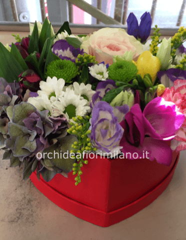 scatole a forma di cuore di fiori misti