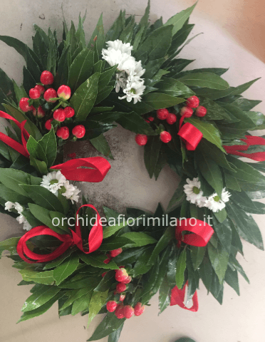 coroncina di alloro con bacche di ipericum e fiori bianchi a scelta