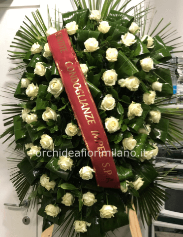 Cuscino funebre di fiori assortiti bianchi