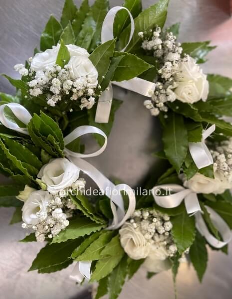 Coroncina di alloro con lisianthus e gisofila 