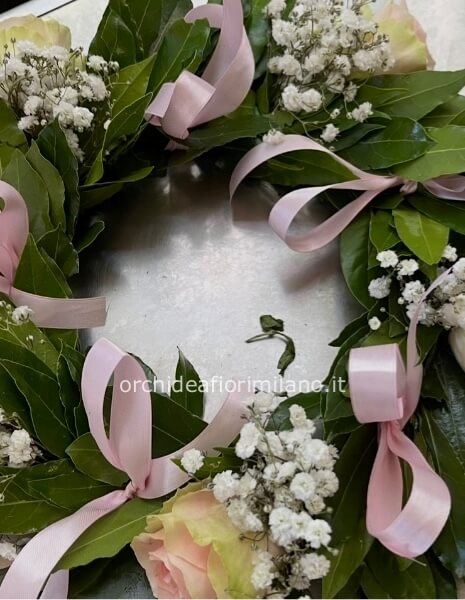 Coroncina di alloro con rose e gisofila