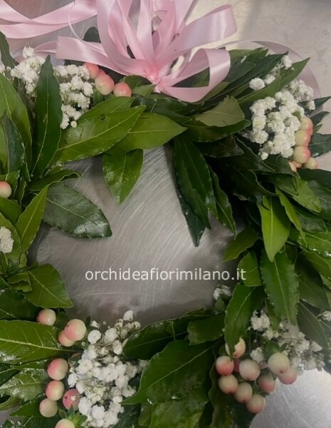 Coroncina di alloro con ipericum rosa e gisofila 